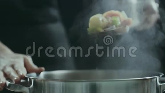 混合泡肉炖肉视频的预览图