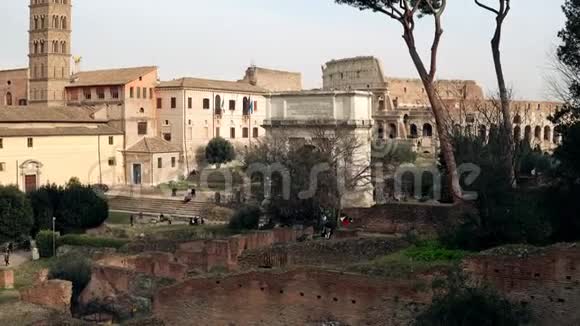 罗马全景意大利城市景观与其废墟柱宫殿和一个令人印象深刻的拱门的泰坦和竞技场视频的预览图