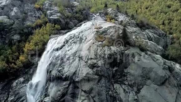 空中山瀑布流过岩石巨山冰川之上视频的预览图