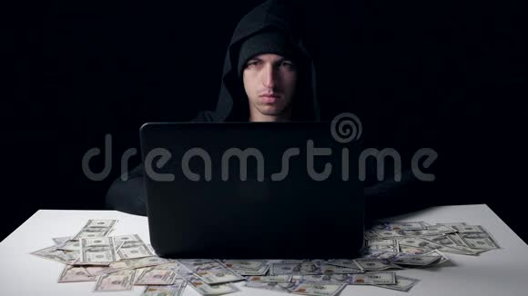 兜帽的黑客赚钱网络犯罪视频的预览图