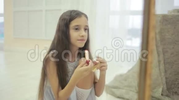 小女孩在镜子前画了她妈妈妆视频的预览图