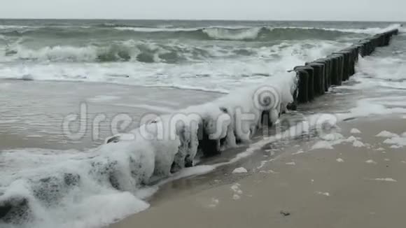 波罗的海海滩的暴风雨天气腹股沟和气泡处的波浪视频的预览图