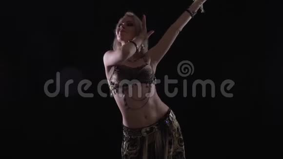 一个穿东方服装的年轻女子跳舞的慢镜头视频的预览图