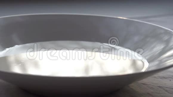 碗里的牛奶视频的预览图