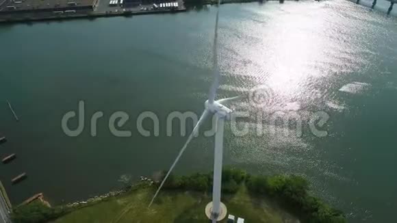 空中无人机发射的电力风力发电机视频的预览图