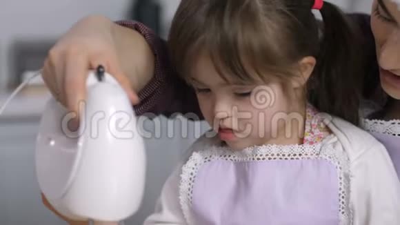 带着唐氏综合症的女孩在厨房做饭视频的预览图