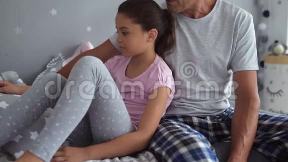 漂亮的小女孩和她父亲上床睡觉视频的预览图