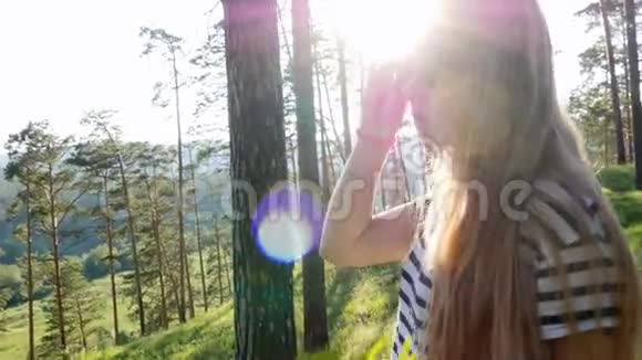 女孩戴上太阳镜挥舞树枝视频的预览图