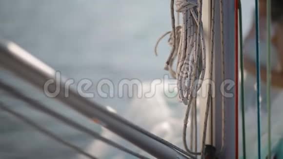 在贝林克莱特游艇上绳子的特写镜头视频的预览图