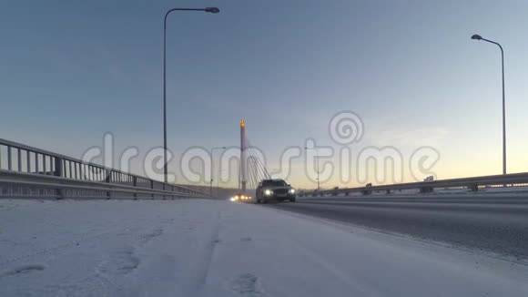 斯堪的纳维亚冬季场景凯米乔基河上的桥时间流逝4K视频的预览图