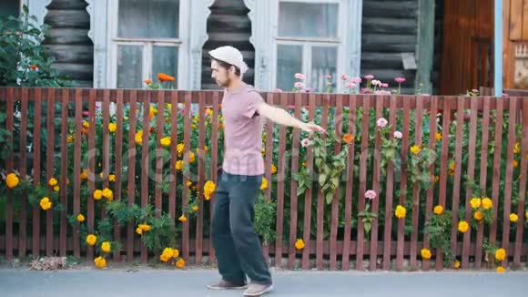 一个俄罗斯男人在篱笆旁用鲜花跳舞视频的预览图
