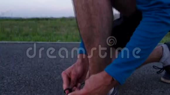 男运动员在运动鞋上系鞋带视频的预览图