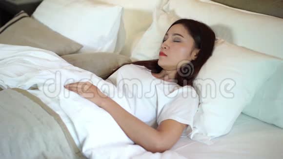 睡在床上的女人慢动作视频的预览图