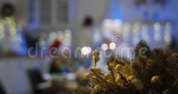 一家人围着桌子吃圣诞晚餐视频的预览图