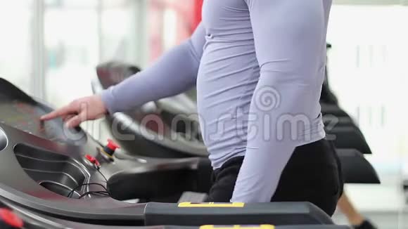 在跑步机上运动在健身前热身运动视频的预览图