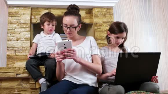 孩子们喜欢玩他们的电子产品每个孩子都看着他们的平板电脑屏幕视频的预览图