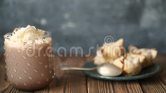 美味可可饮料咖啡或热巧克力冷饮料包括一盘甜点和巧克力片以及装满沼泽的杯子视频的预览图