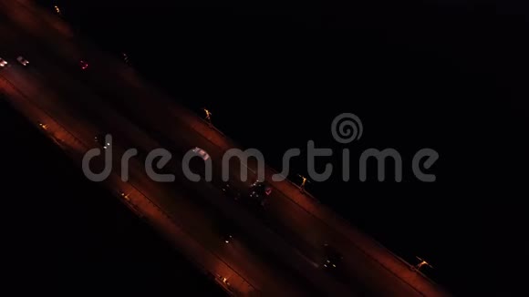 空中镜头在基辅桥上空飞行可欣赏城市夜景视频的预览图