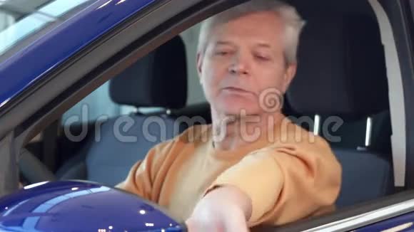 老人看着车的侧镜视频的预览图