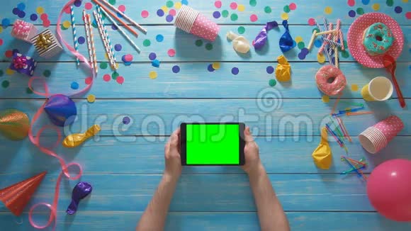 顶视图男子计划生日派对使用数字平板手势绿色屏幕视频的预览图