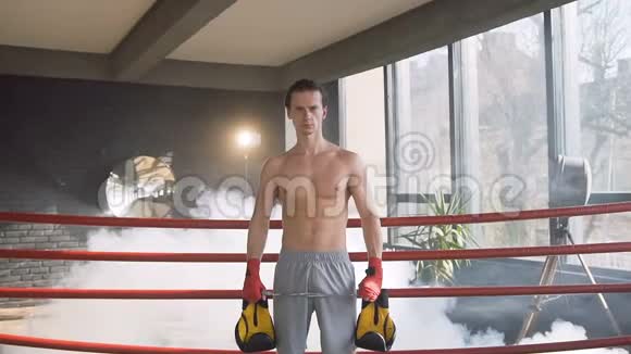 健身房里漂亮的男拳击手视频的预览图
