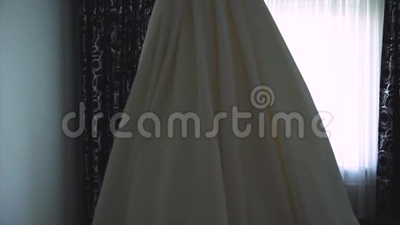 新娘衣服在窗户背景上视频的预览图