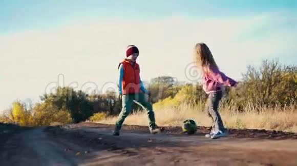 两个弟弟和妹妹在踢足球视频的预览图