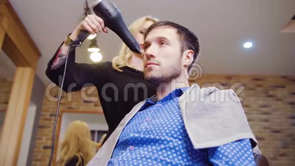 女理发师在美容院理发视频的预览图