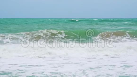 晴天的热带海滩慢动作视频的预览图