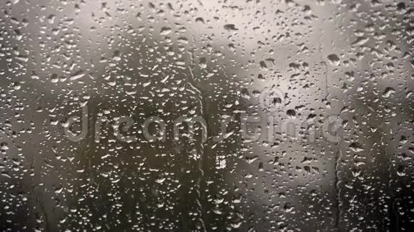 雨滴落在雨天的窗户上视频的预览图