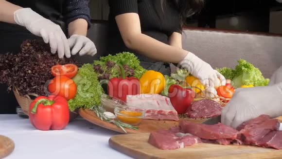 厨师手和手助理厨师准备和准备食物切肉蔬菜和蔬菜视频的预览图