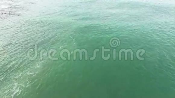 空中海洋照相机飞过大海视频的预览图