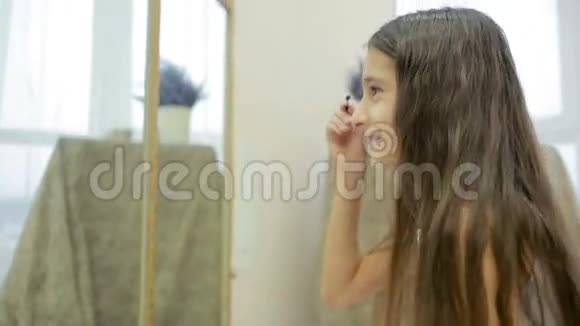 小女孩在镜子前画了她妈妈妆视频的预览图