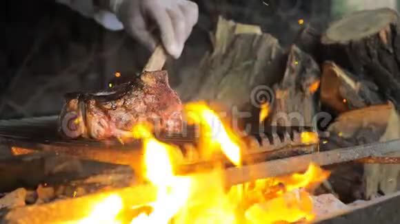 牛肉牛排是在烤架上用火花煮熟的牛肉排骨烧烤视频的预览图