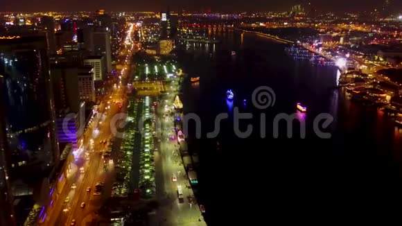 迪拜的天际线在夜晚与美丽的城市灯光接近它最繁忙的公路迪拜海滨夜景视频的预览图