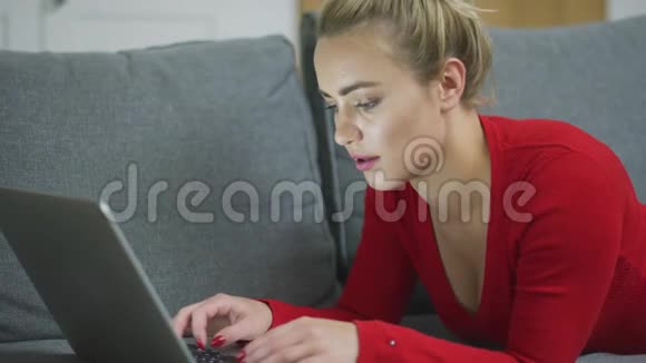 专心在笔记本电脑上打字的女人视频的预览图