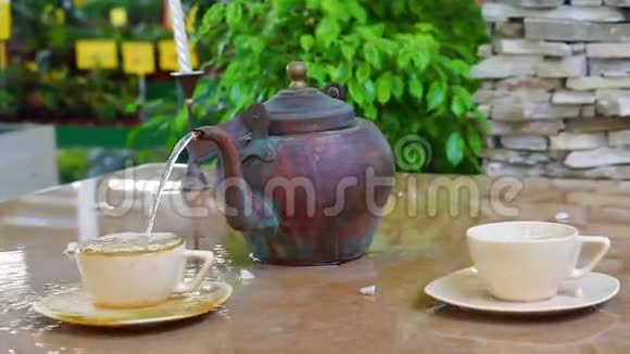 一个由杯子和茶壶组成的喷泉视频的预览图