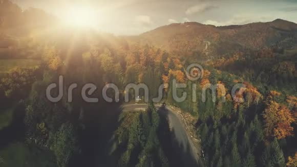 五彩缤纷的岩石景观密林鸟瞰视频的预览图
