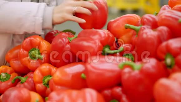 超市里的一个年轻女人买红辣椒视频的预览图