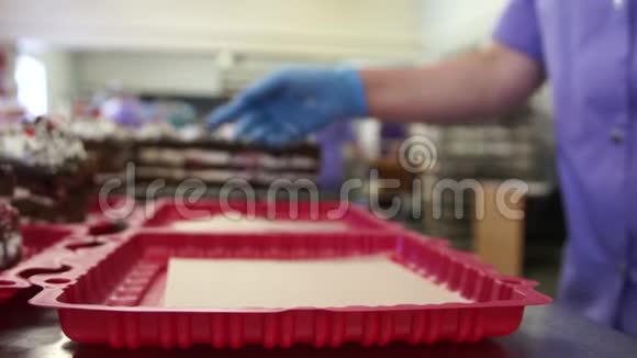 在糖果店里现成的饼干蛋糕用红色包装视频的预览图