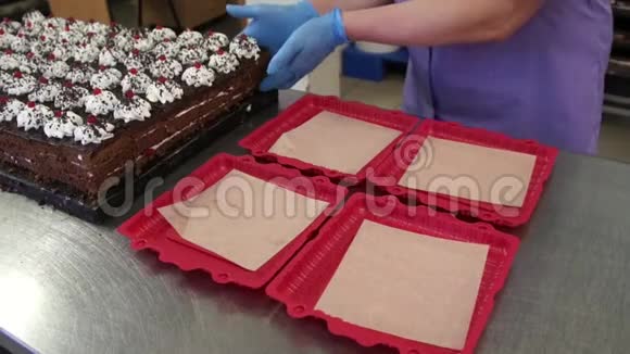 用红色包装的成品蛋糕包装在金属桌上视频的预览图