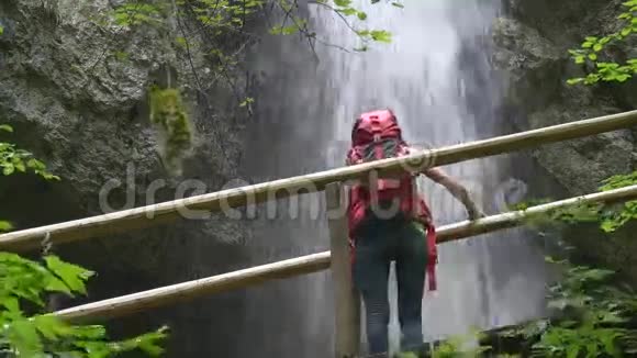 生态旅游徒步女观看瀑布视频的预览图
