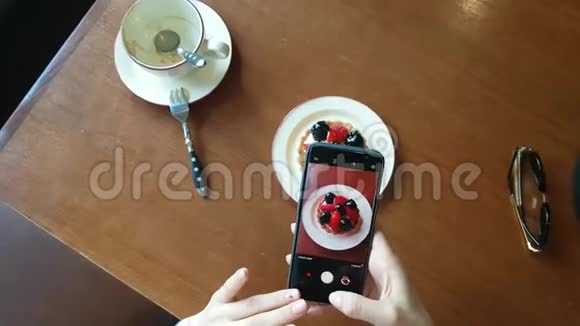 在餐馆用手机拍照食物视频的预览图