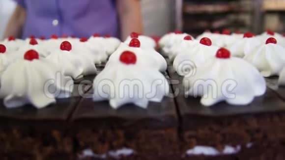 用白色奶油制作的海绵蛋糕视频的预览图