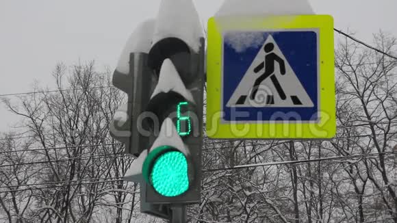 十字路口的雪灯开关视频的预览图