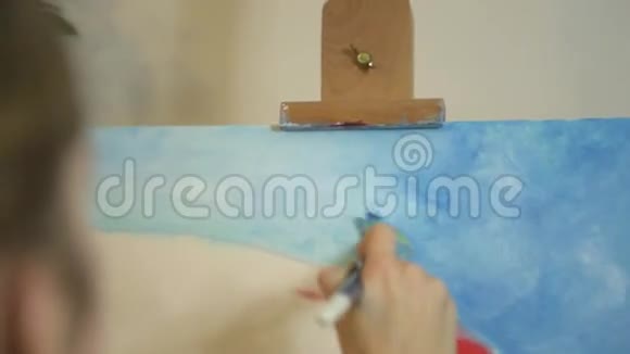 女艺术家用画笔在调色板上手工混合丙烯酸颜色视频的预览图