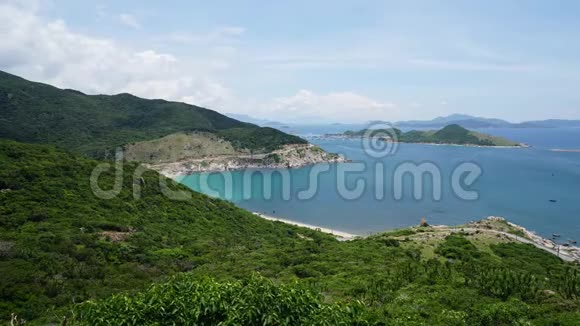 夏日的海湾与海岸白云随时间流逝视频的预览图