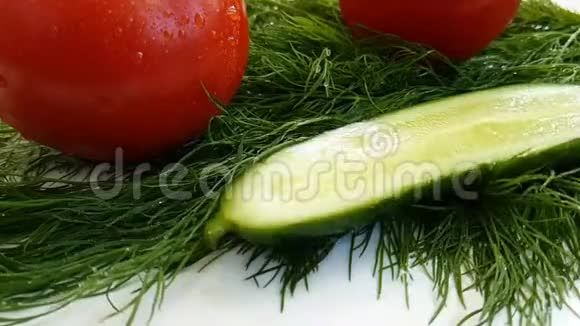 红番茄黄瓜厨房在白色背景下潮湿视频的预览图