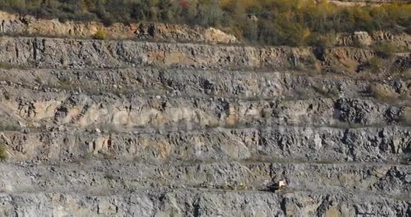 采石场全景一个大型采石场的全景采石场的道路视频的预览图