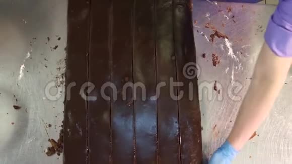 铁桌上深色饼干蛋糕的俯视图视频的预览图
